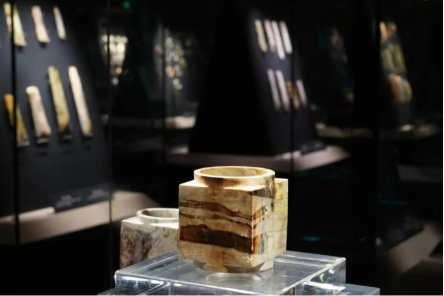 看到這張照片，你是不是以為玉琮在“裸展”？沒(méi)錯(cuò)，確實(shí)像。但它真的沒(méi)有裸展