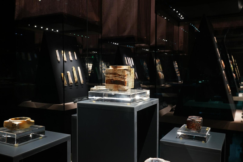 玉石展柜區(qū)，因?yàn)榈头床ＡУ募映?，更顯通透